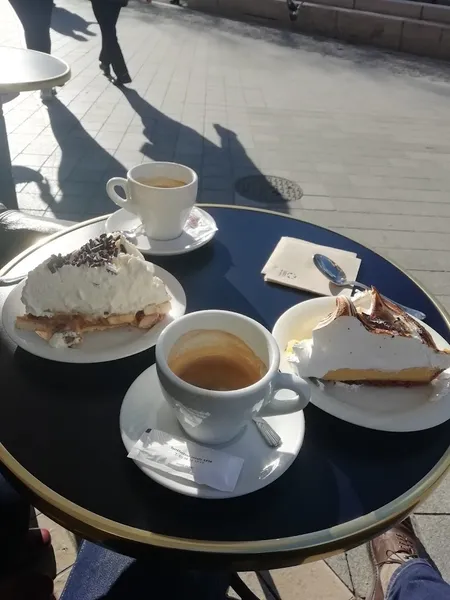 Le petit cafe