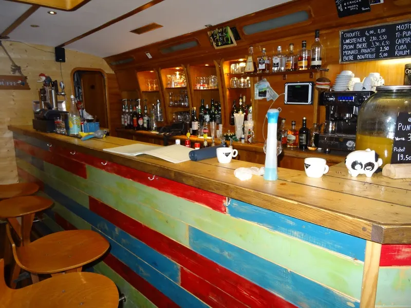 Moody bar