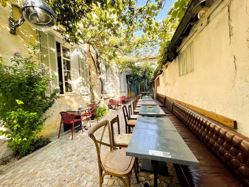 Le Hive Bar & Restaurant