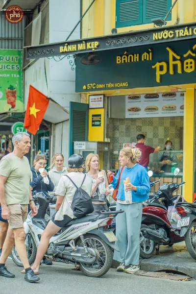 Bánh mì phố