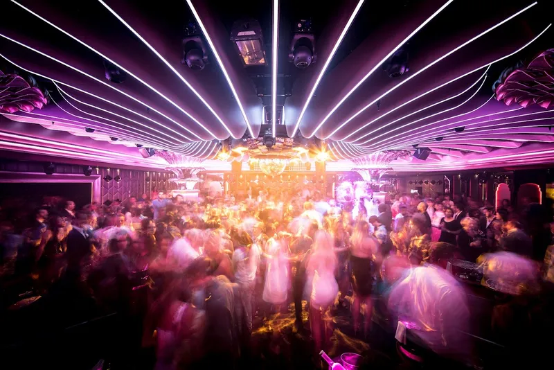 LES CAVES DU ROY © Night Club SAINT-TROPEZ