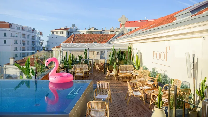 Lounge bar by Le Roof