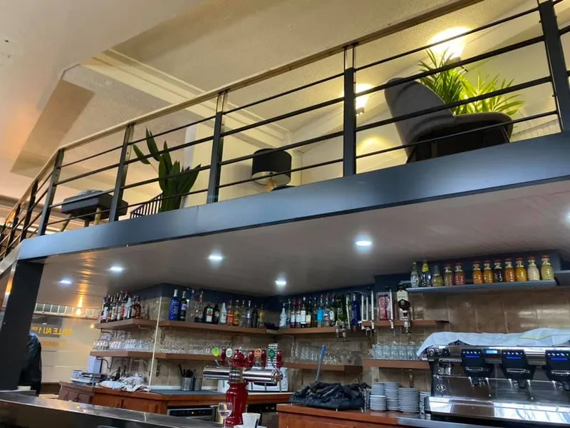 Ici et Nul Bar Ailleurs