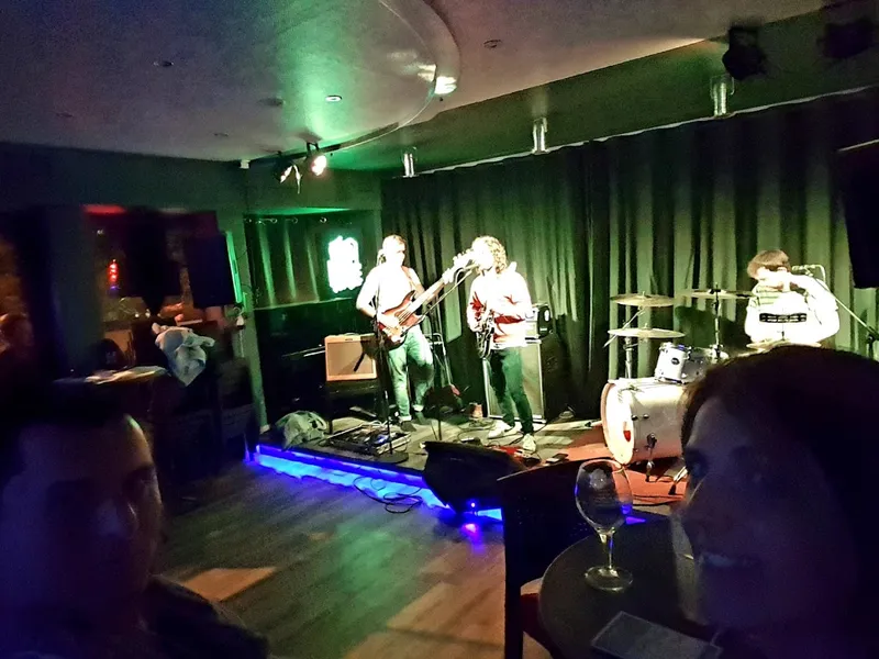 Le Blue Monkeys - Bar Culturel