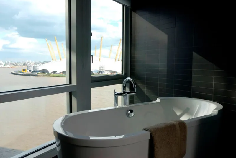 Radisson Blu New Providence Wharf Hotel, London