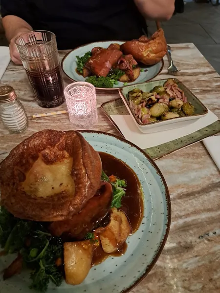 The Garden Bar & Restaurant, Monton