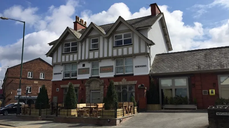 The Grapes, Gee Cross