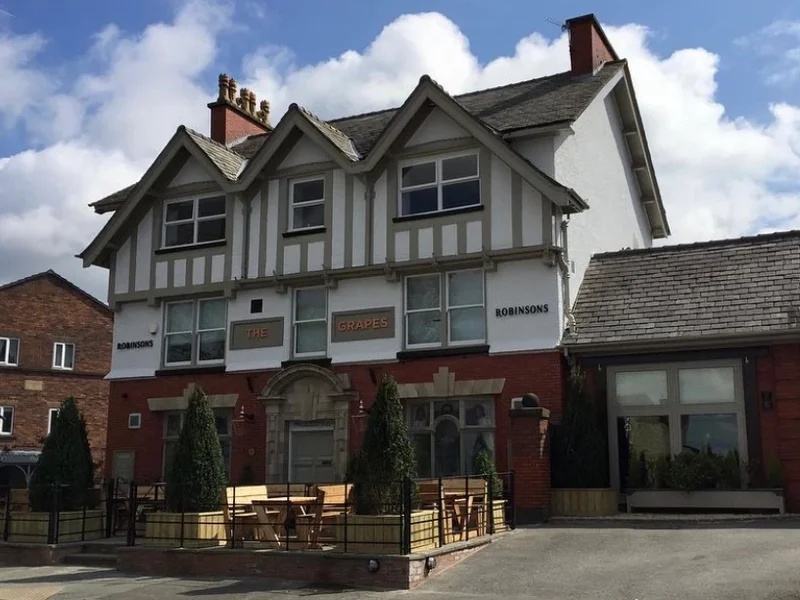 The Grapes, Gee Cross