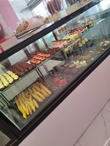 Le Dessert cafe patisserie/gelato and more