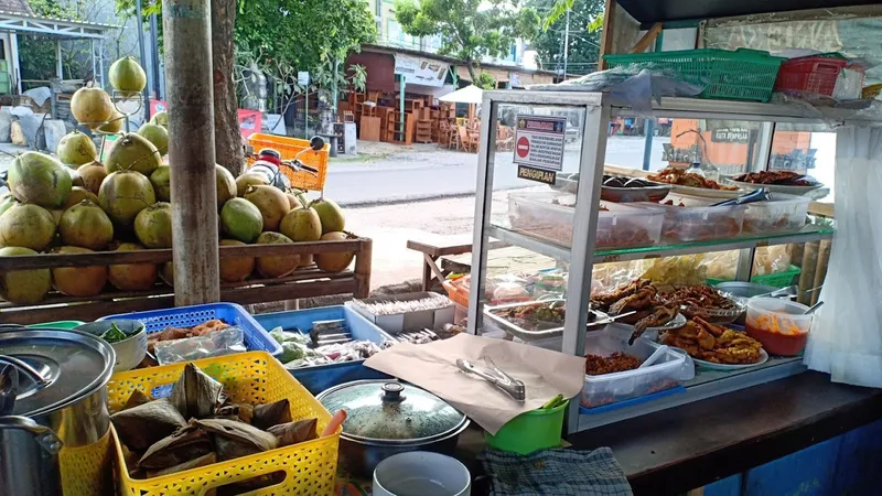 Nasi Uduk, Lontong Sayur dan Es Kelapa Muda