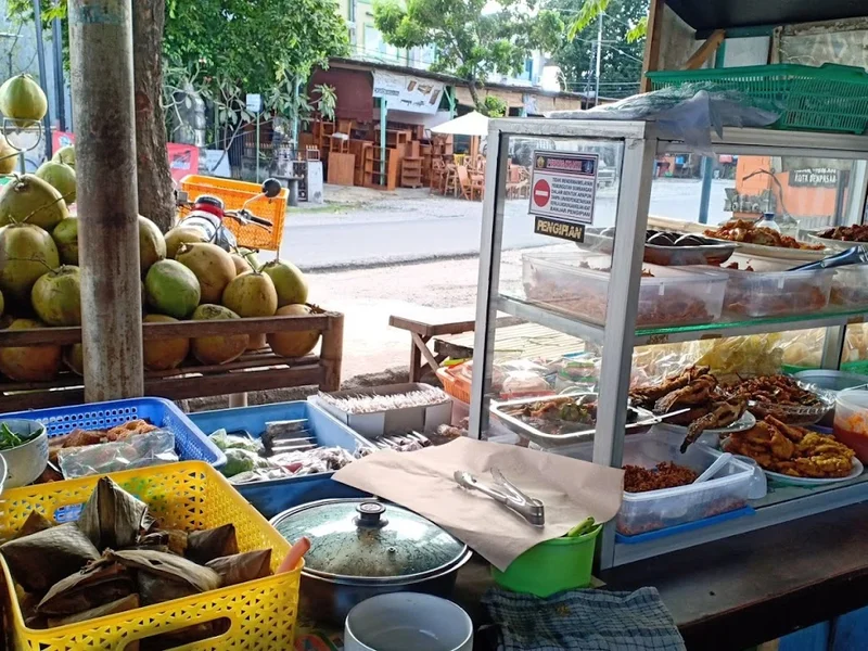 Nasi Uduk, Lontong Sayur dan Es Kelapa Muda