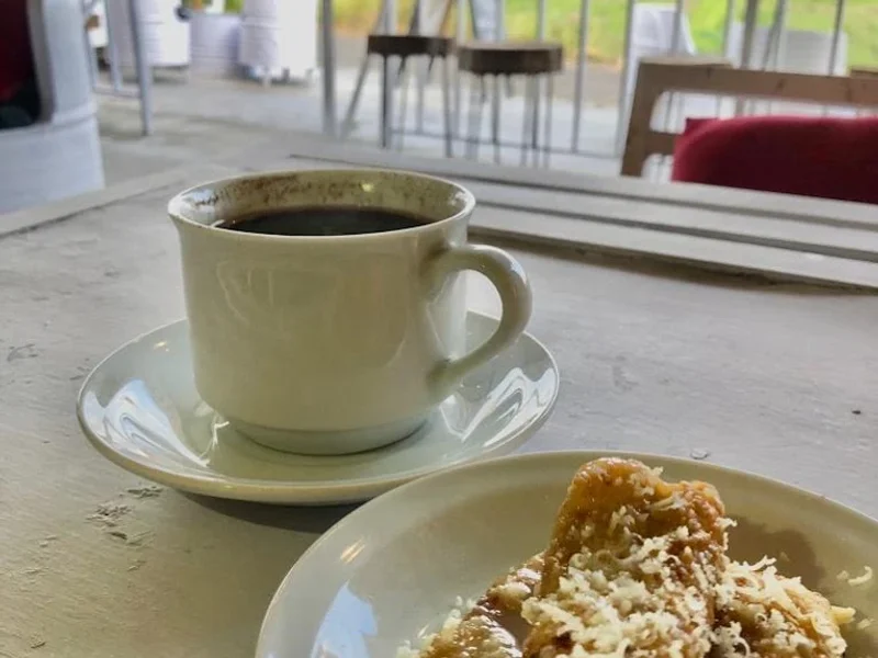 Reborn bar and kitchen