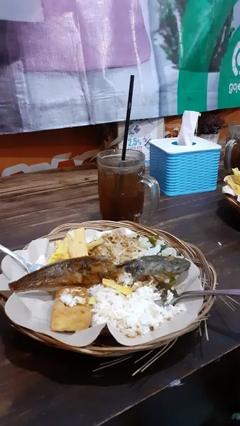 Lalapan dan nasi pecel bang amir