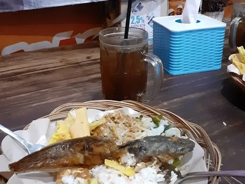 Lalapan dan nasi pecel bang amir