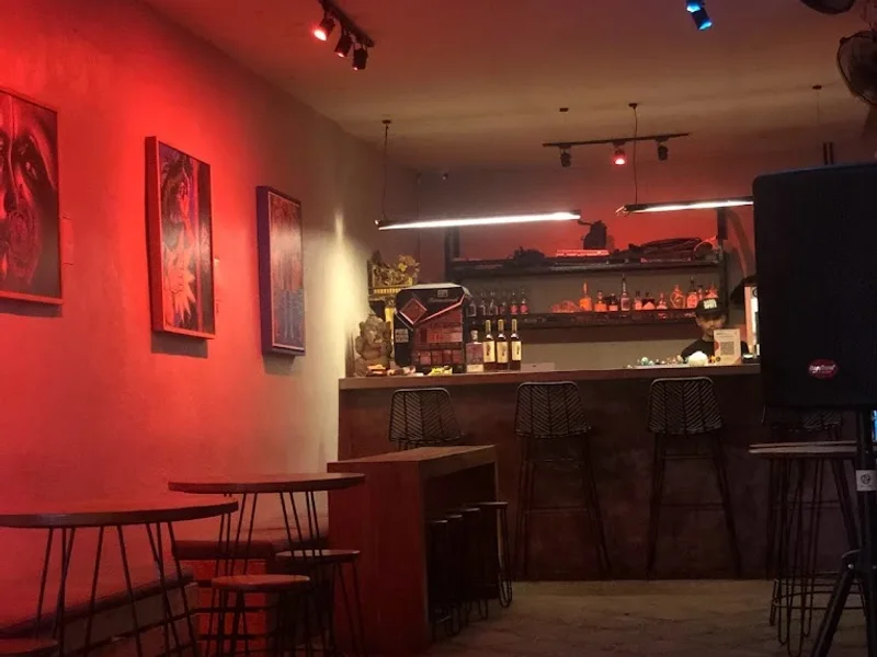 Full House Street Bar & Cafe