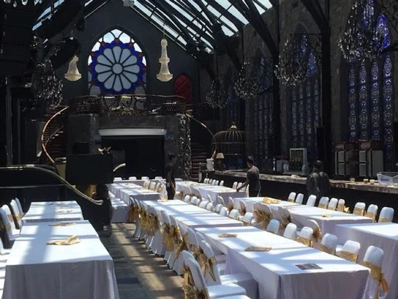 Mirror Lounge & Club