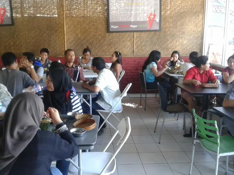 Catering nasi kotak, prasmanan, tumpeng (de Sambal)