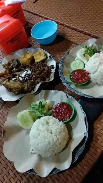 Wr. Lalapan Nasi Tempong & Sop Kepala Ikan