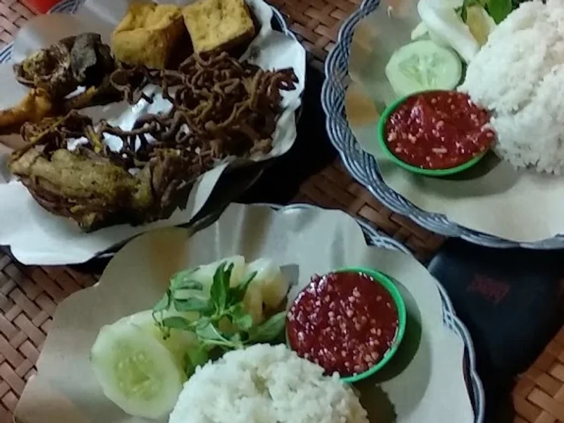 Wr. Lalapan Nasi Tempong & Sop Kepala Ikan