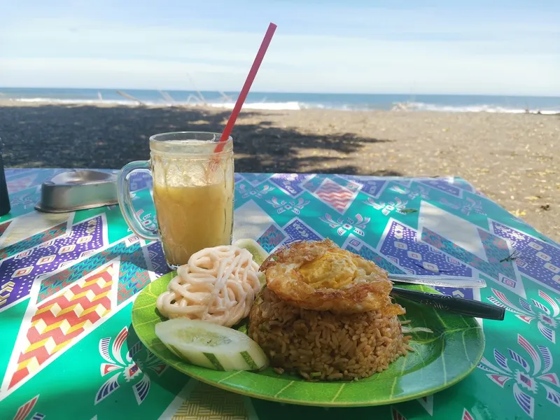 Warung Made Pantai Kerobokan(LESEHAN IKAN BAKAR)