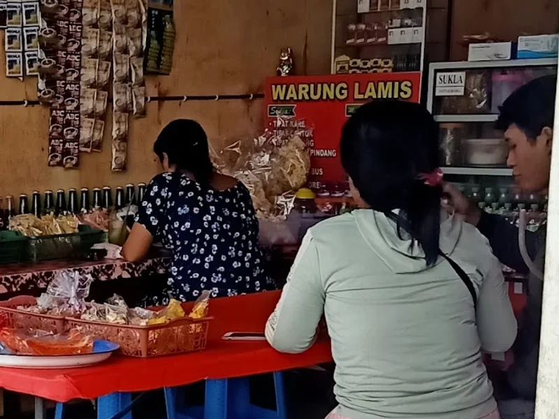 Warung Lamis tipat cantok, tipat kare, rujak kuah pindang