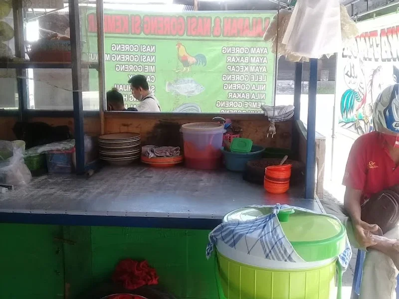 Warung makan lalapan dan nasi goreng si kembar
