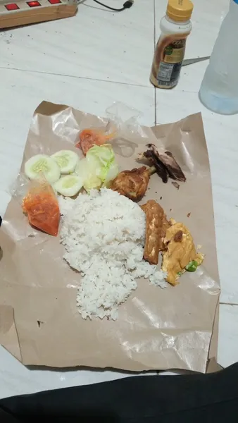 Wr. Lalapan Nasi Tempong & Sop Kepala Ikan