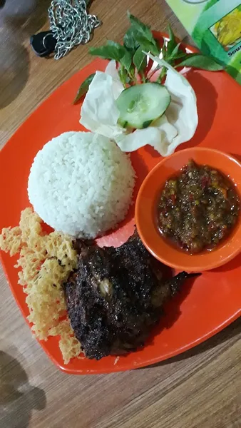 Warung Rempah Sup Kepala Ikan dan Ayam Kremes