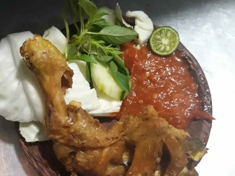 Lalapan dan nasi goreng jawa timur " berkah do'a ibu"