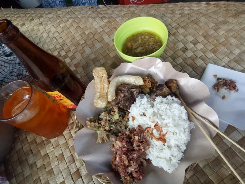 Kuliner Bali De Muata (Nasi Lawar Sate Komoh)