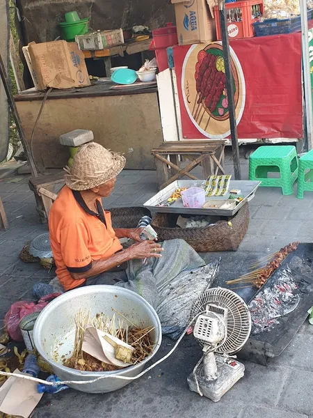 Dagang Sate Pekak Renda