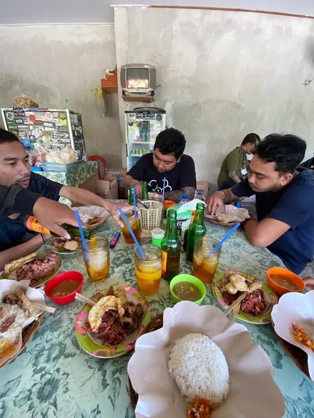 Warung Makan Nasi Lawar Pak Tut