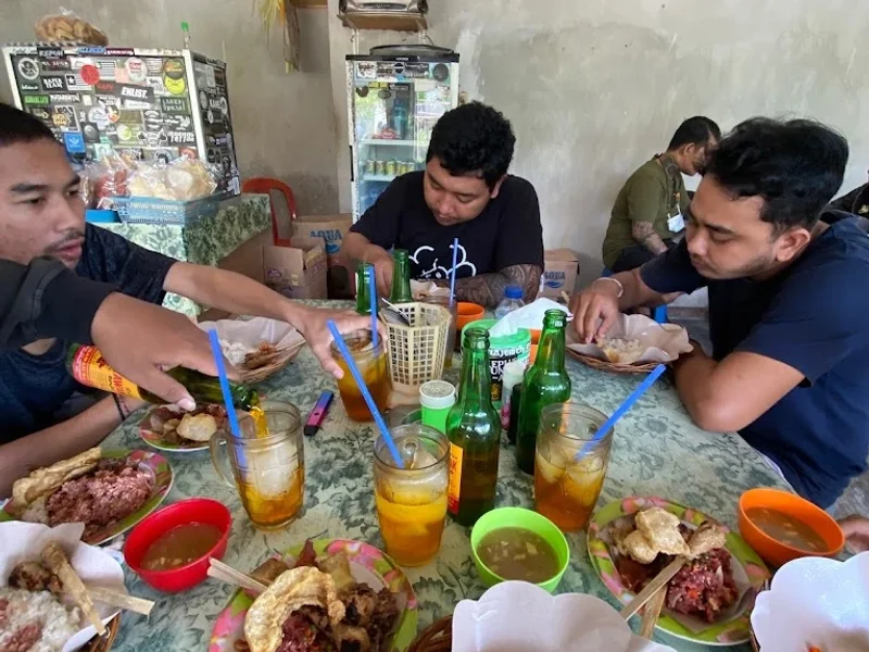 Warung Makan Nasi Lawar Pak Tut