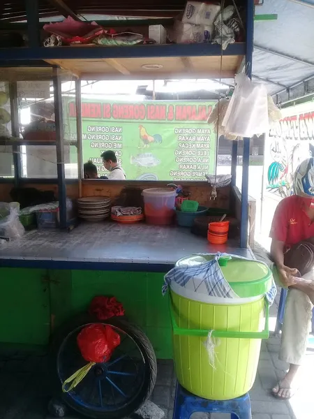 Warung makan lalapan dan nasi goreng si kembar