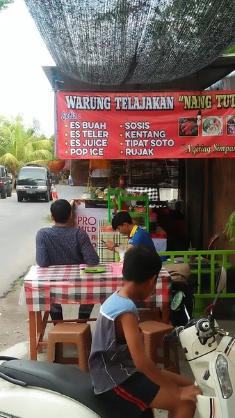 warung telajakan,sedia tipat/nasi soto,es juice,es teler,es capucino,sosis kentang dan lain