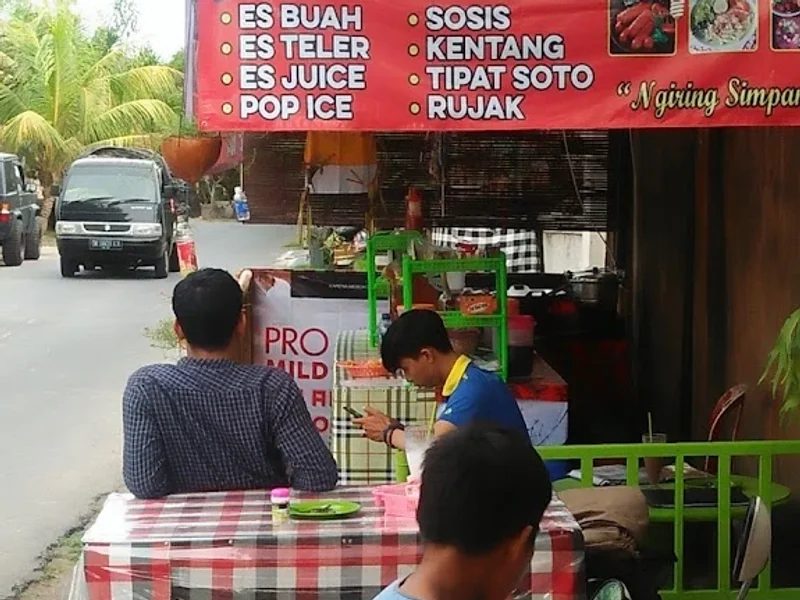 warung telajakan,sedia tipat/nasi soto,es juice,es teler,es capucino,sosis kentang dan lain