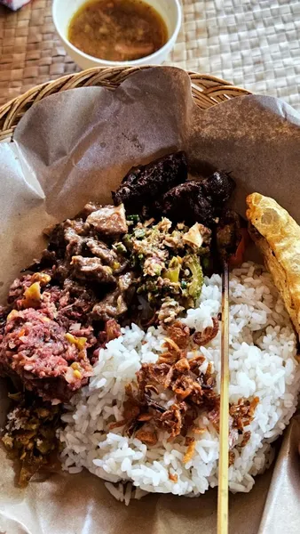 Kuliner Bali De Muata (Nasi Lawar Sate Komoh)