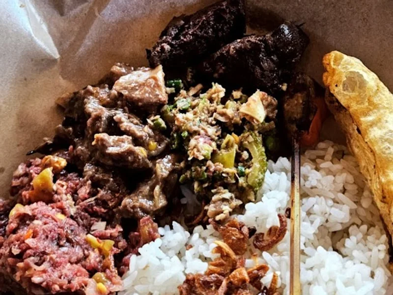 Kuliner Bali De Muata (Nasi Lawar Sate Komoh)