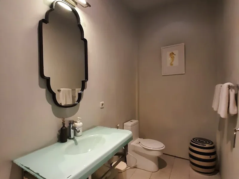 Lovinalife Room & Cafe