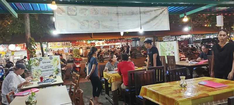 Warung Bhoga Jaya Legian . Nasi campur Bali Ayam Betutu Halal.(Kadek Merta Bagong)