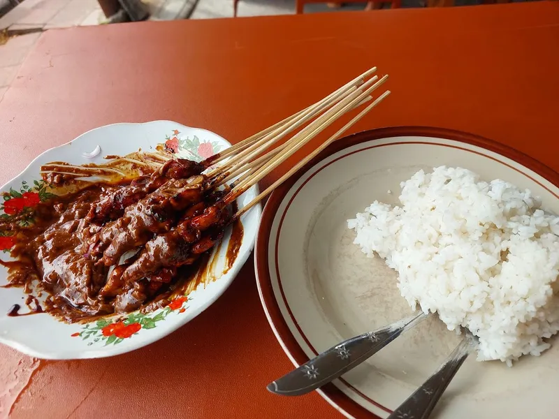 Sate Madura pojok ( sebrang Indomaret )