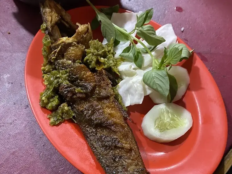 Pecel Lele Cak Azis, Cakung
