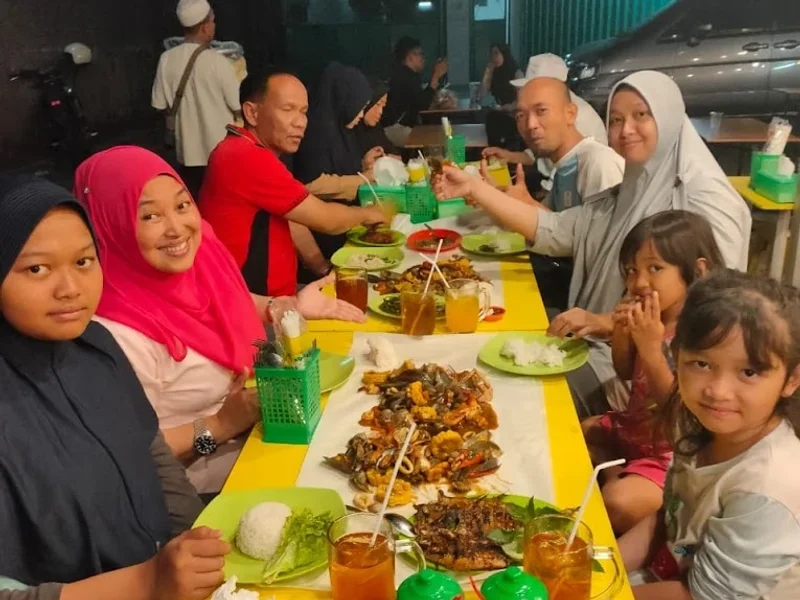 Bandar seafood cililitan sedia kepiting, cumi, udang, kerang, ikan bakar, go food dan grab food