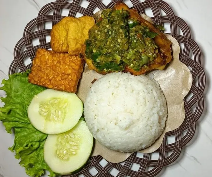 Ayam goreng sumarti, belakang universitas PGRI ( unindra )