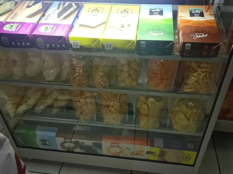 Menjual ayam goreng sabana fried chicken.dan ada lapis talas sangkuriangnya juga