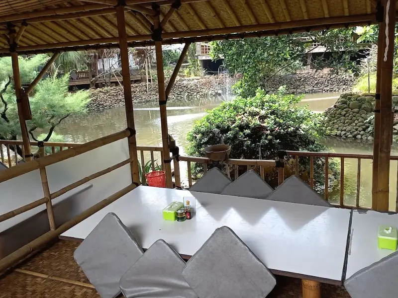 Gubug Makan Mang Engking Telaga Arwana Cibubur