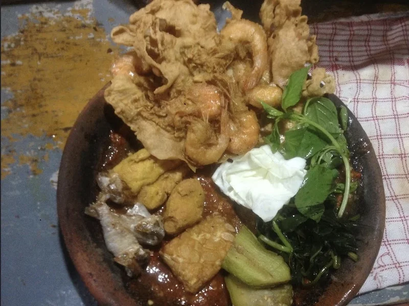 Warung sambel lalapan ( pindahan penyetan demak jaya gang 1)