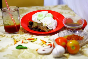 Daftar 11 restoran nasi goreng di Putat Jaya Surabaya