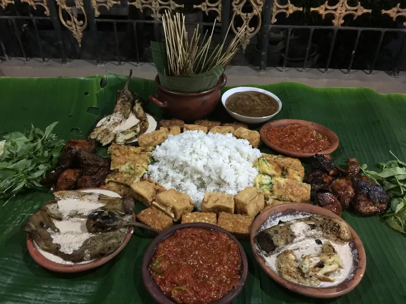 Rumah Makan Prasmanan Ibu Soes