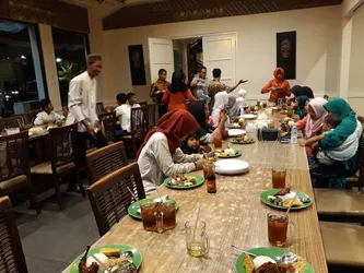 Daftar 27 tempat makan ayam goreng di Surabaya